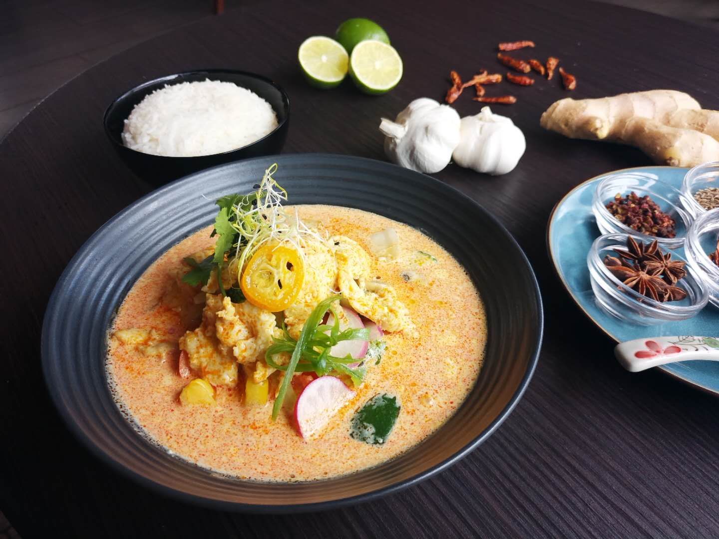 Gelbes Curry mit Hühnerfleisch, Kumquat und Duftreis
