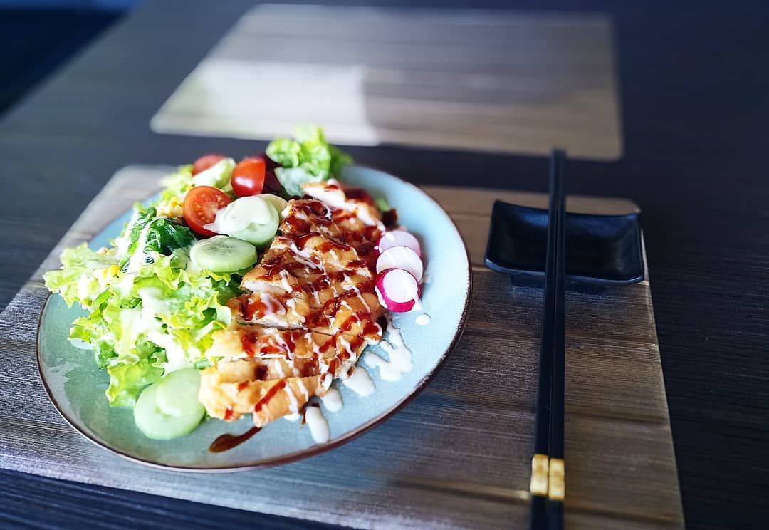 Chicken Salat mit knusprigem Hühnerfleisch