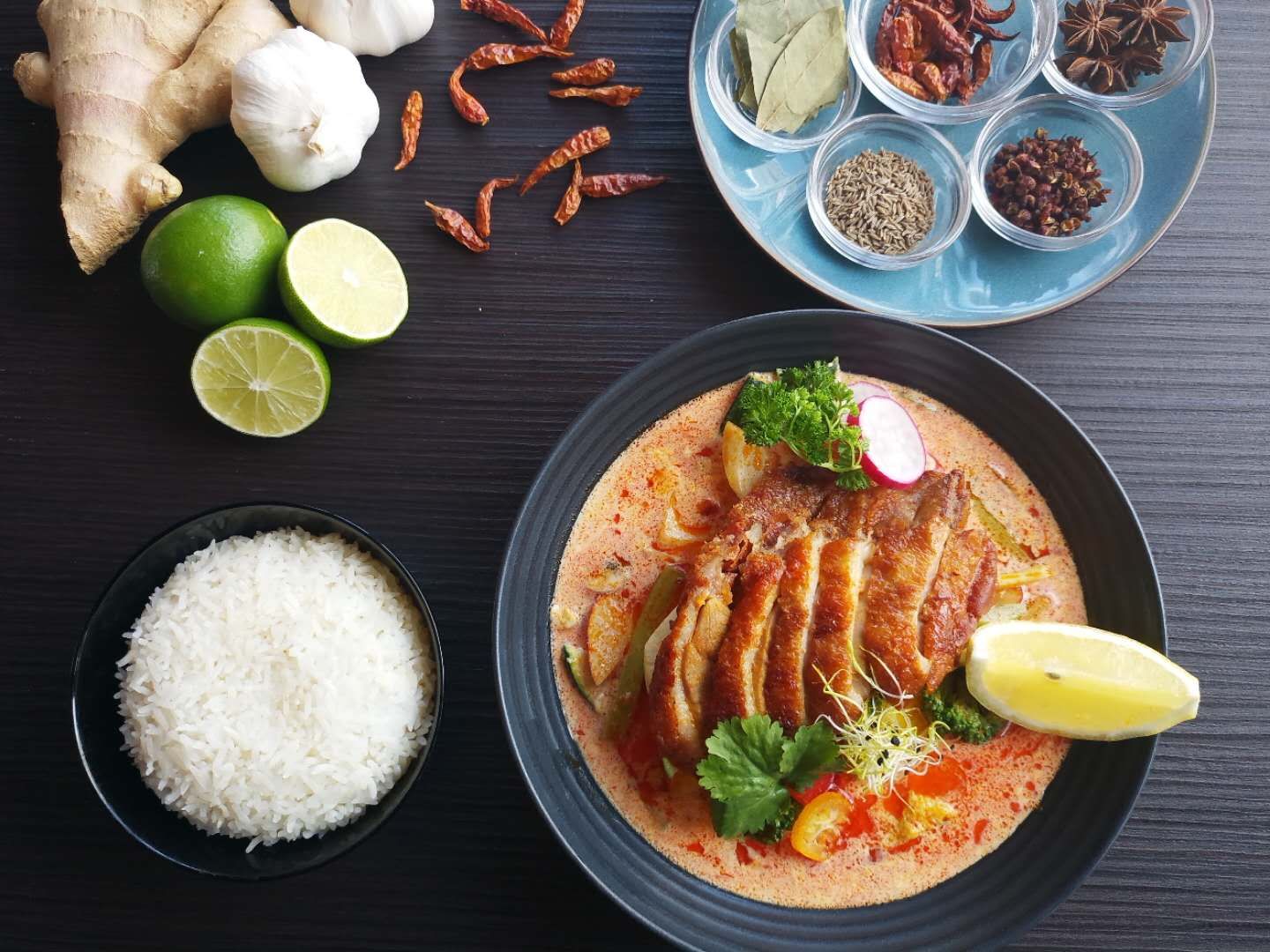 Knusprige Ente mit Rot Curry, Duftreis und Limette
