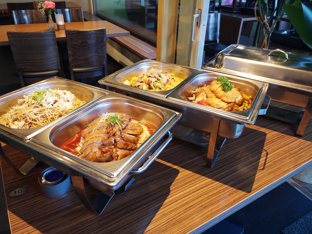 Festtagsbuffet mit Chafing Dishes im Restaurant Eat Sense