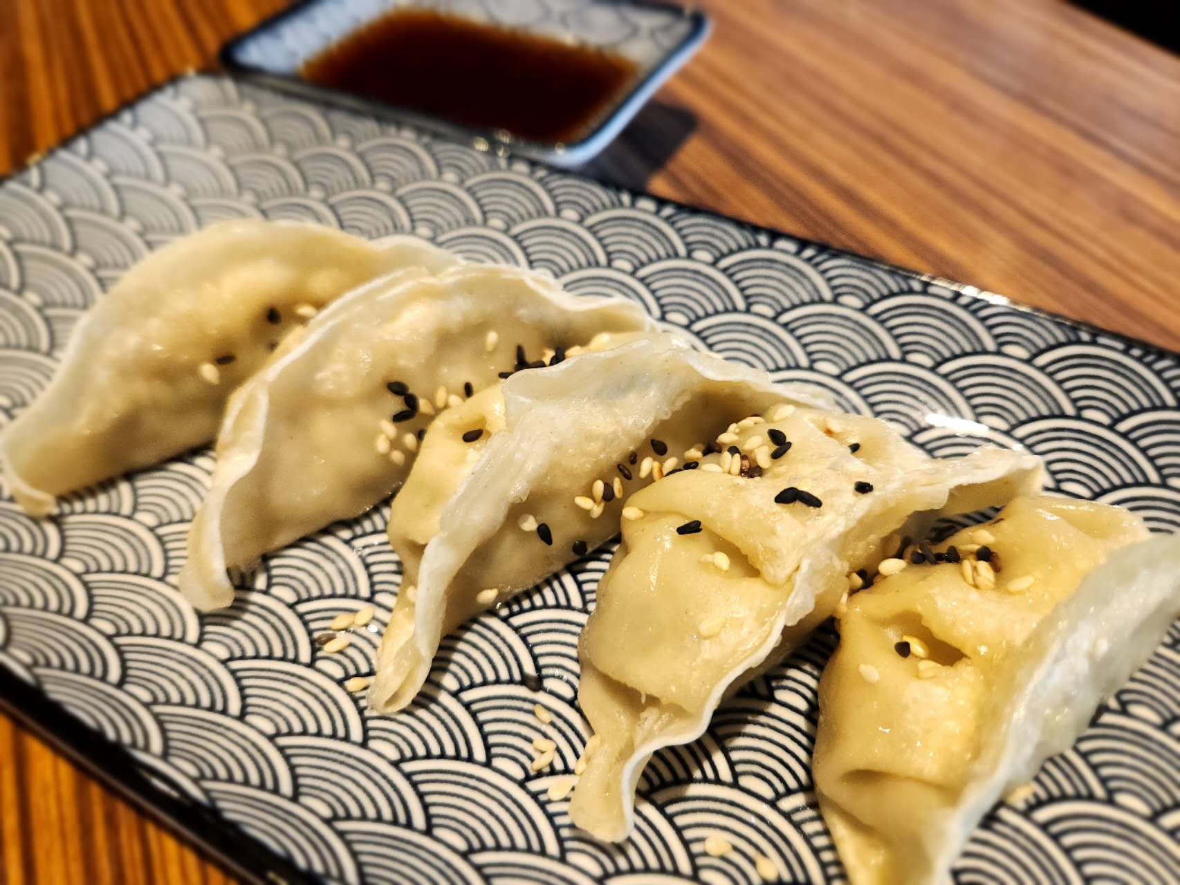 Hausgemachte Jiaozi – gedämpfte Teigtaschen mit Sesam